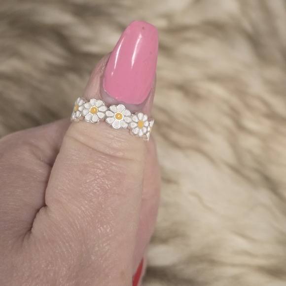 ✨3 FOR $28✨🆕️🌼 WHITE & YELLOW DAISY ADJUSTABLE RING / TOE RING🌼 - Picture 6 of 10